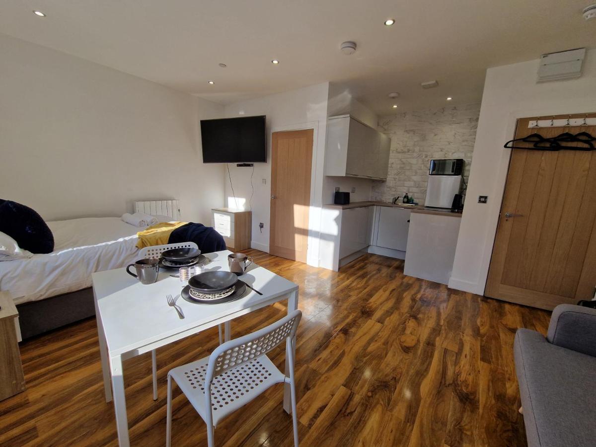 Flat 5. Modern Studio Apartment, Tynte Hotel, Mountain Ash Quakers Yard Exterior foto